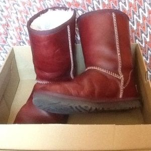UGG CLASSIC SHORT LEATHER WOMENS OXBLOOD BOOTS